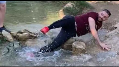 Homem dá pontapé no ar e escorrega em rio!