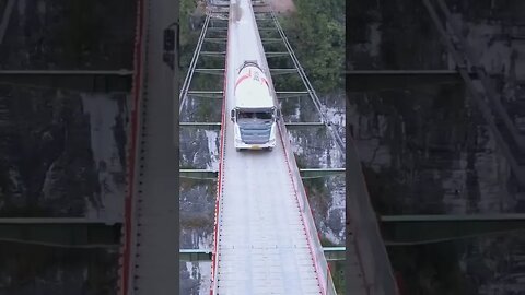 Te subirías a este puente flotante? #puentecolgante #ingenieria