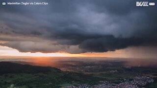 Tempestade e pôr-do-sol simultâneos criam cenário estonteante