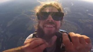 Skydiver gets beard shaved off at more than 3,000 meters in height