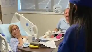 Daughter surprises mom in hospital for her graduation