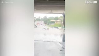 Kvinna räddas ur översvämmad bil