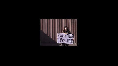 Police Officer Misunderstands Sign…