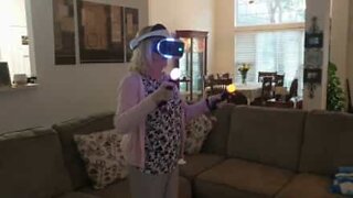 Avós jogam fruit ninja em realidade virtual