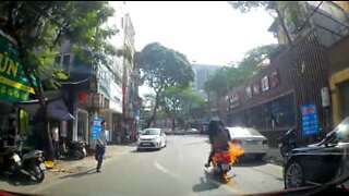 Motorino prende fuoco da solo in Vietnam