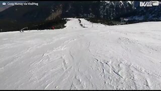 L'interminable chute d'un skieur à flanc de colline