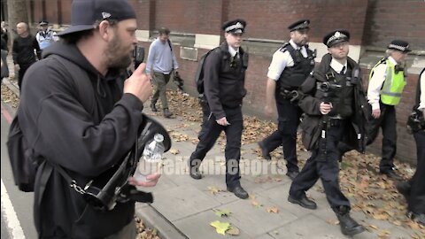 Medical freedom protester addresses Met Police in London.