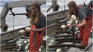 Giovane pescatrice crea un incredibile xilofono artigianale