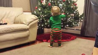 Baby Elfo aiuta a decorare l'albero di Natale