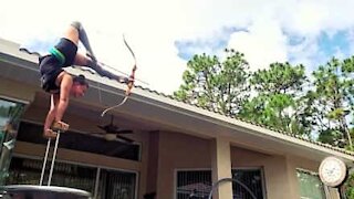 Mulher pratica arco e flecha com os pés