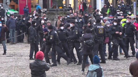 München / D: Polizei verhaftet COVID-Skeptiker bei Trauermarsch des Querdenker-Idols "Karl Hilz"