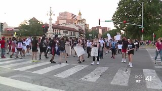 Plaza protesters link arms, briefly block roads Thursday
