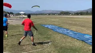 Paraquedista termina voo a deslizar em escorrega