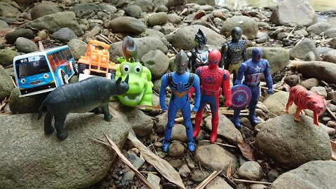 Mencari Harta Karun Mainan - Spiderman, Buaya, wheel loader, Captain America, Ultraman, Harimau