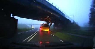 Traktor støder på voldelig vis ind i en bro