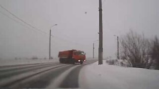 Neve na estrada quase resulta numa colisão frontal