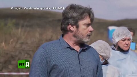 American journalist George Eliason shows the graves of LPR residents murdered by Ukrainian Nazis