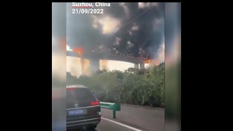 Truck full of silicone crashes china