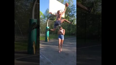 5'9 RECEIVER DUNKS OVER GIRL 😳🚀 #Shorts