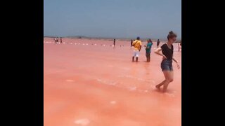 Água cor de rosa deslumbra turistas na Colômbia