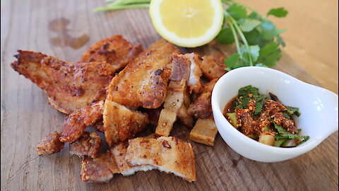 How to make deep fried pork belly with Thai spicy dip