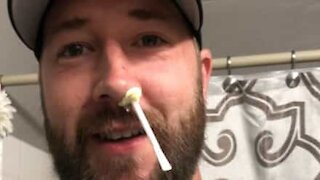 Homem depila narina após perder aposta