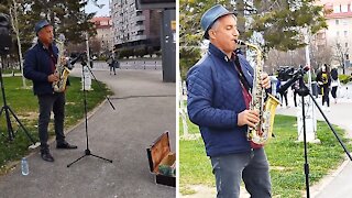 Talented street artist performs sensational saxophone cover
