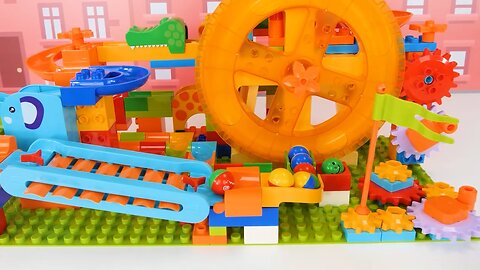 Let's build a fun marble maze with building blocks!