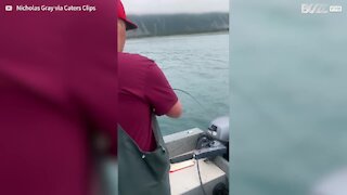 Homem pesca tubarão no Alaska