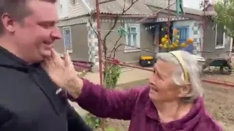 🇺🇦GraphicWar18+🔥"Visit Grandma Liberated Kherson" Volunteer Worker - Glory to Ukraine #shorts