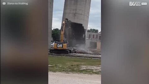 Un silo s'effondre et ensevelit une pelleteuse