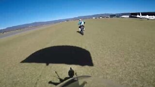 En parachute, il atterrit sur une moto en mouvement
