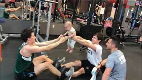 Bebé ajuda em exercício físico