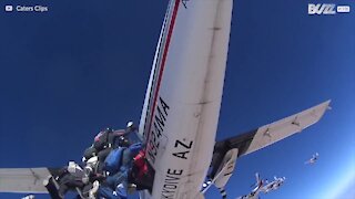 217 fallskärmshoppare hoppar tillsammans och slår världsrekord