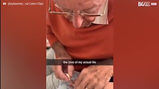Le grand-père de cette fillette hospitalisée lui fait les ongles