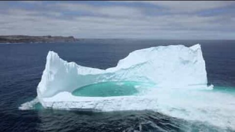 Fantastisk isberg med en skjult dam