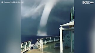 Tromba d'acqua pericolosamente vicina a una nave da crociera in Grecia