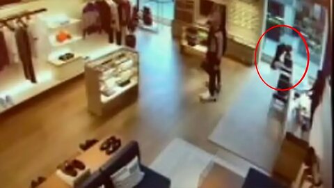 Man knocks himself out trying to flee store with luxury stolen goods, video shows