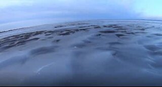 Kulden fryser bølgerne på en sø i Canada