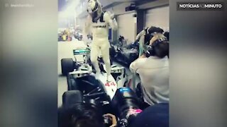 Lewis Hamilton comemora ao ganhar o GP de Singapura