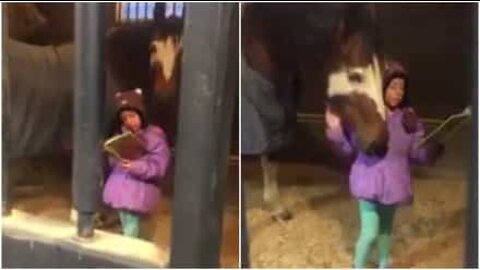 Cette adorable petite fille lit chaque jour une histoire à ce cheval