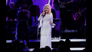 Dolly Parton will wait to have her coronavirus vaccine