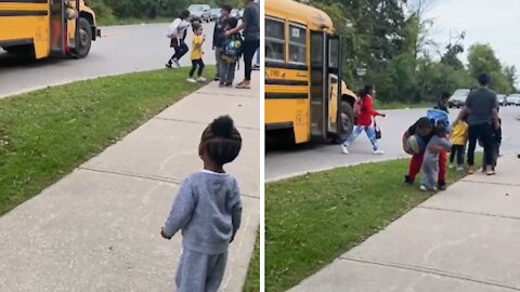 Little sister adorably welcomes big brother home from school