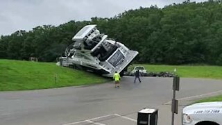 Un immense yacht se retourne dans un lac du Missouri