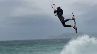 Kitesurfer executa salto impressionante em tempestade