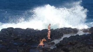 Une séance photo gâchée par une énorme vague