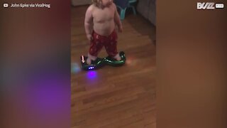 À 2 ans, l'hoverboard n'a pas de secret pour ce garçonnet