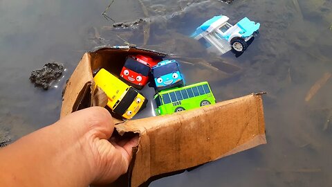 Mencari dan Menemukan Mainan Bus Tayo, Lani, Gani, Rogi dan Mobil Foodtruck Yang Terendam Lumpur