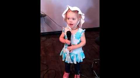 Adorable little girl sings 'Twinkle Twinkle Little Star'