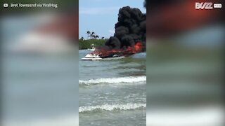 Moto d'acqua soccorre un'altra moto d'acqua in fiamme